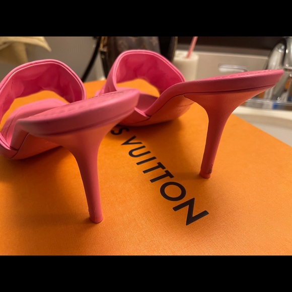 Selling things my ex boyfriend got me comes with dust bags and box - Picture 2 of 3